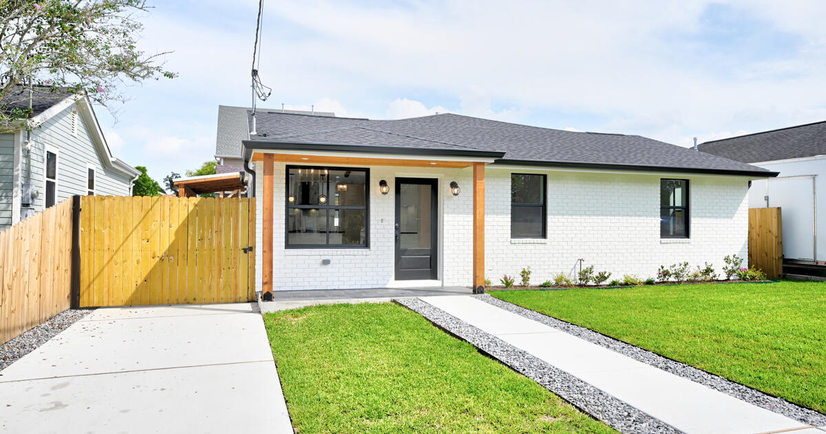 One of a kind home for sale for 449000 in River Ridge, LA For Sale