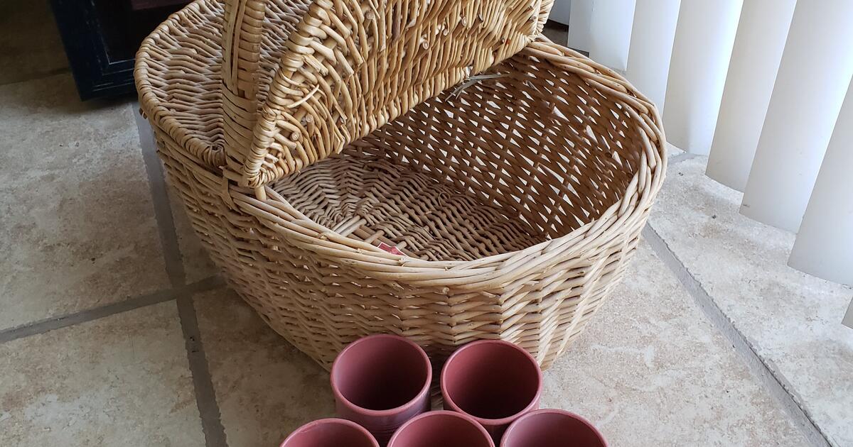 Picnic basket + cups for 18 in Newtown, PA Finds — Nextdoor
