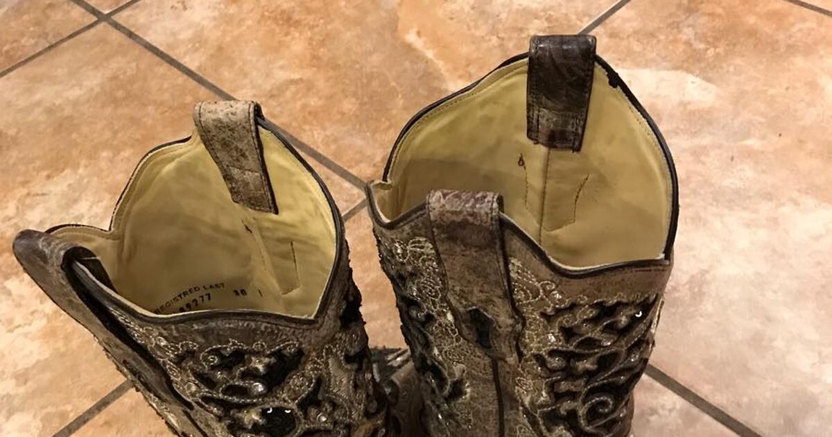 Embroidered boot/Boot barn bought for 269 selling for 185 for 185 in Las Cruces, NM For
