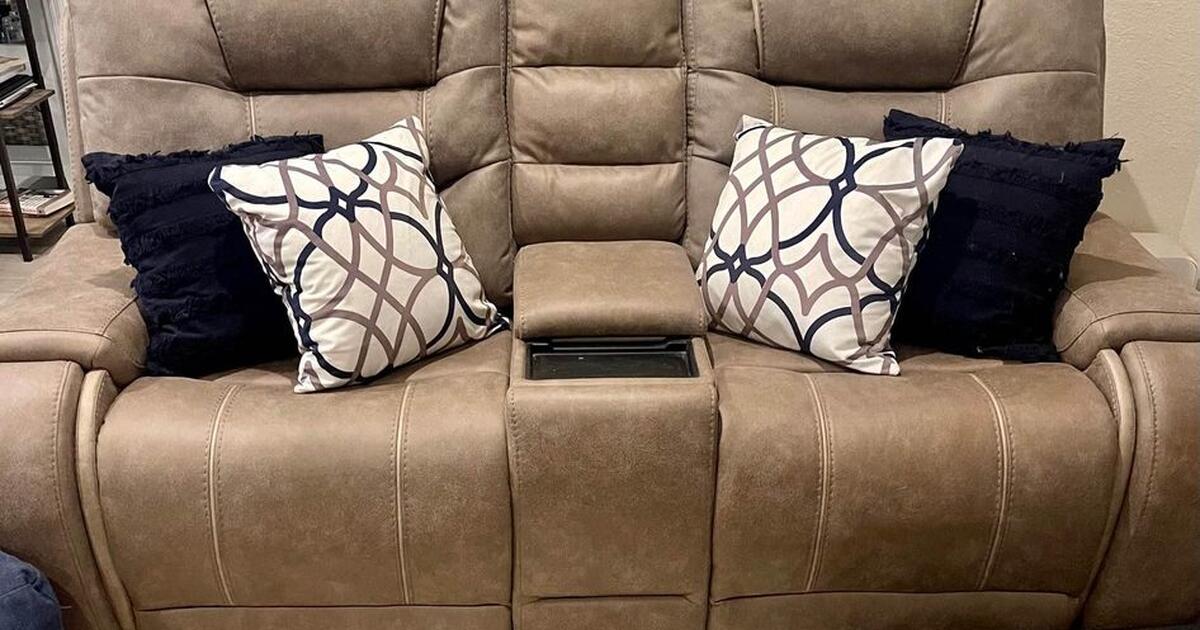 Laredo Springs Dual Power Reclining Console Loveseat for 700 in Port