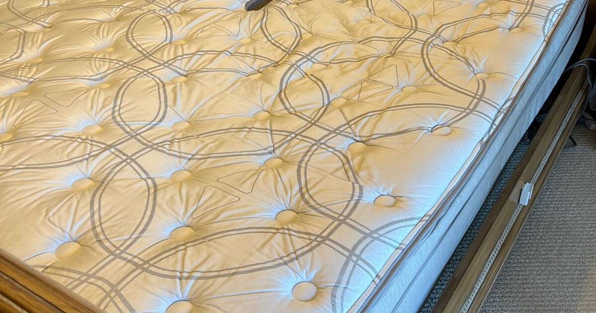 Sleep Number King i8 with FlexFit Base for 1500 in St. Louis, MO