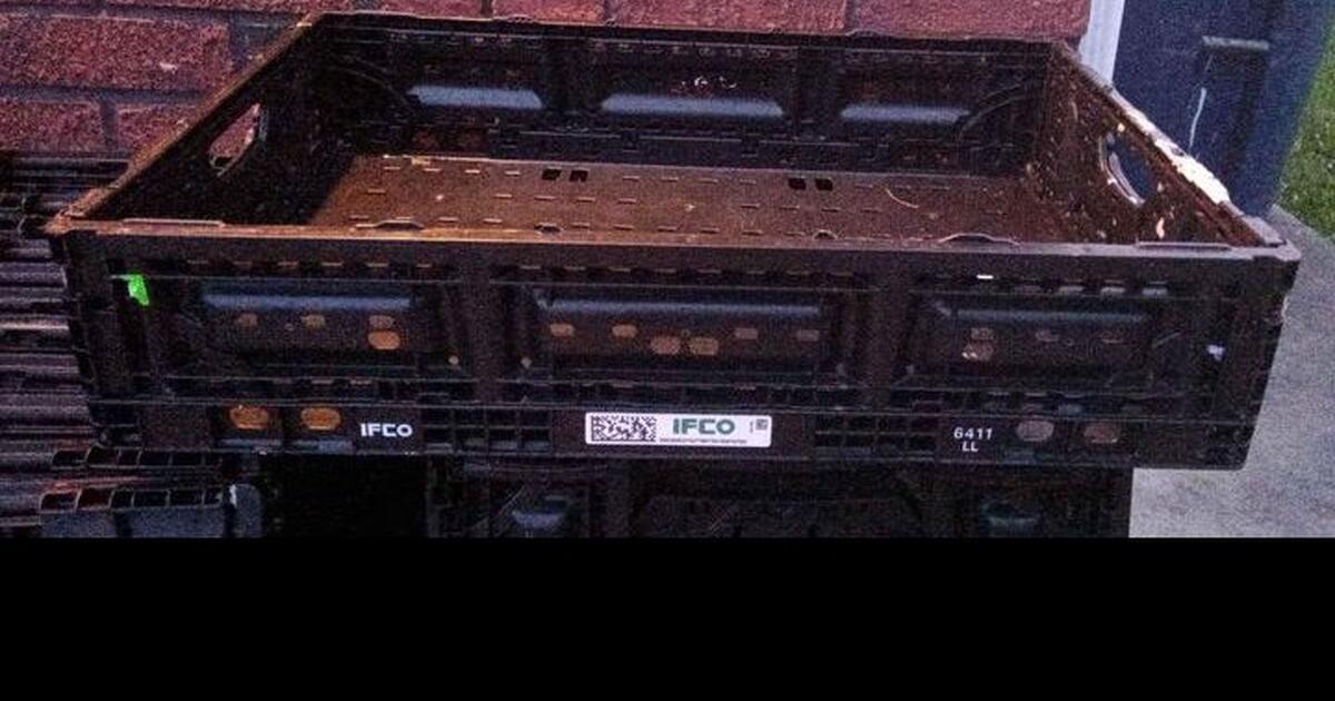 COLLAPSIBLE BLACK STORAGE BINS TOTES USED 2 EACH STACKABLE for 2 in