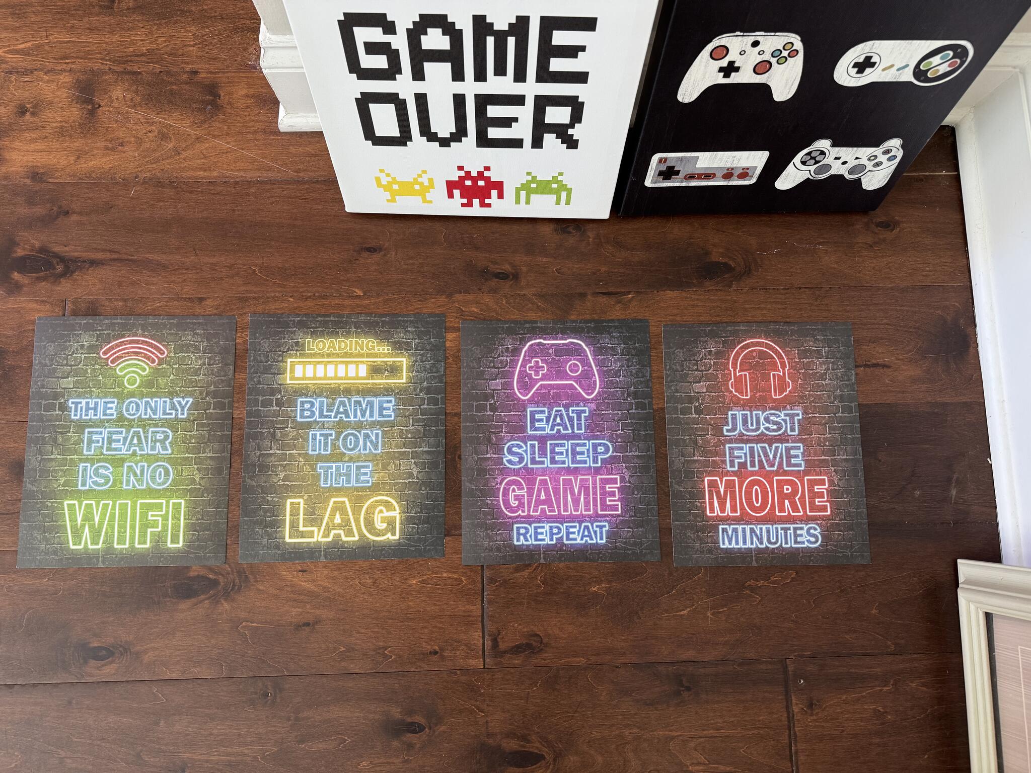 Set of 4 Gaming Posters and 2 Canvas Pics
