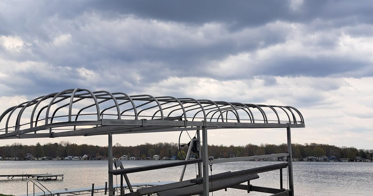 2500 lb shorestation boat lift for 1000 in Wayland, MI Finds — Nextdoor