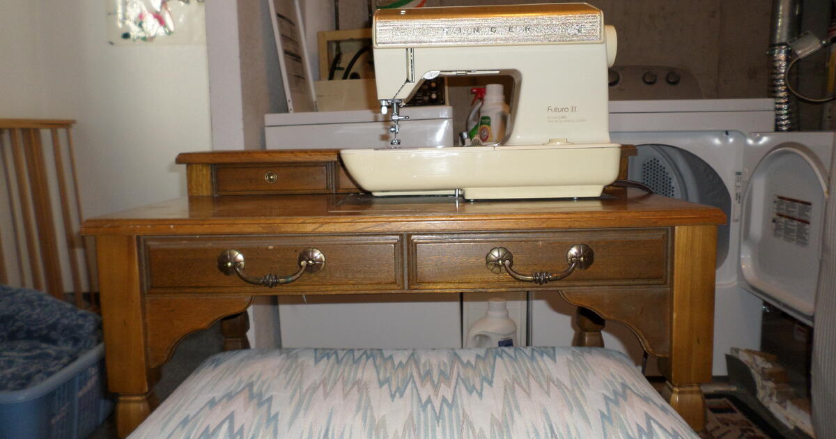 Singer Futura II sewing machine in with storage bench for 65
