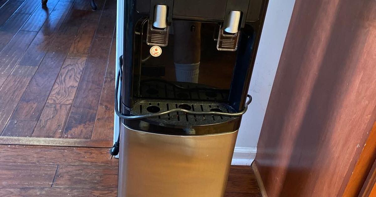 Primo ( bottom loading)and 5 five five gallon water jugs for 100 in Smyrna, TN For Sale