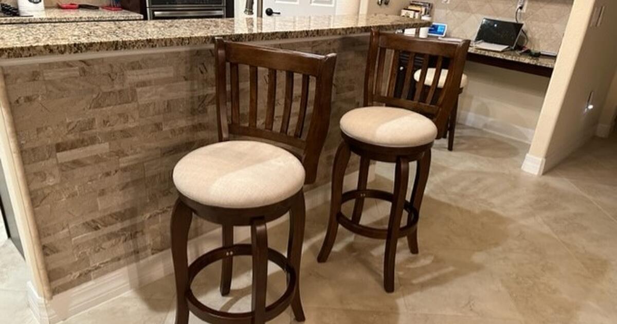 Set of 2 swivel bar stools for 100 in Bonita Springs, FL For Sale