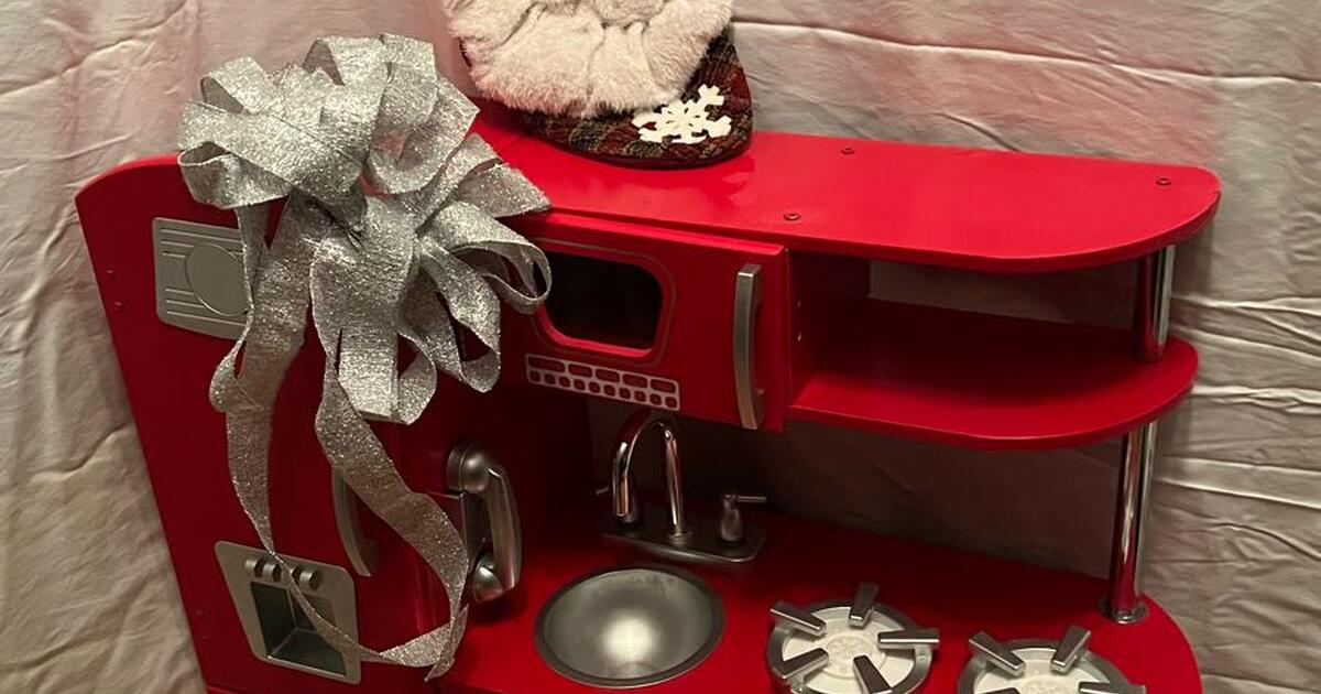 PENDING Great Lovingly Used Toy Kitchen for 45 in Burnsville, MN