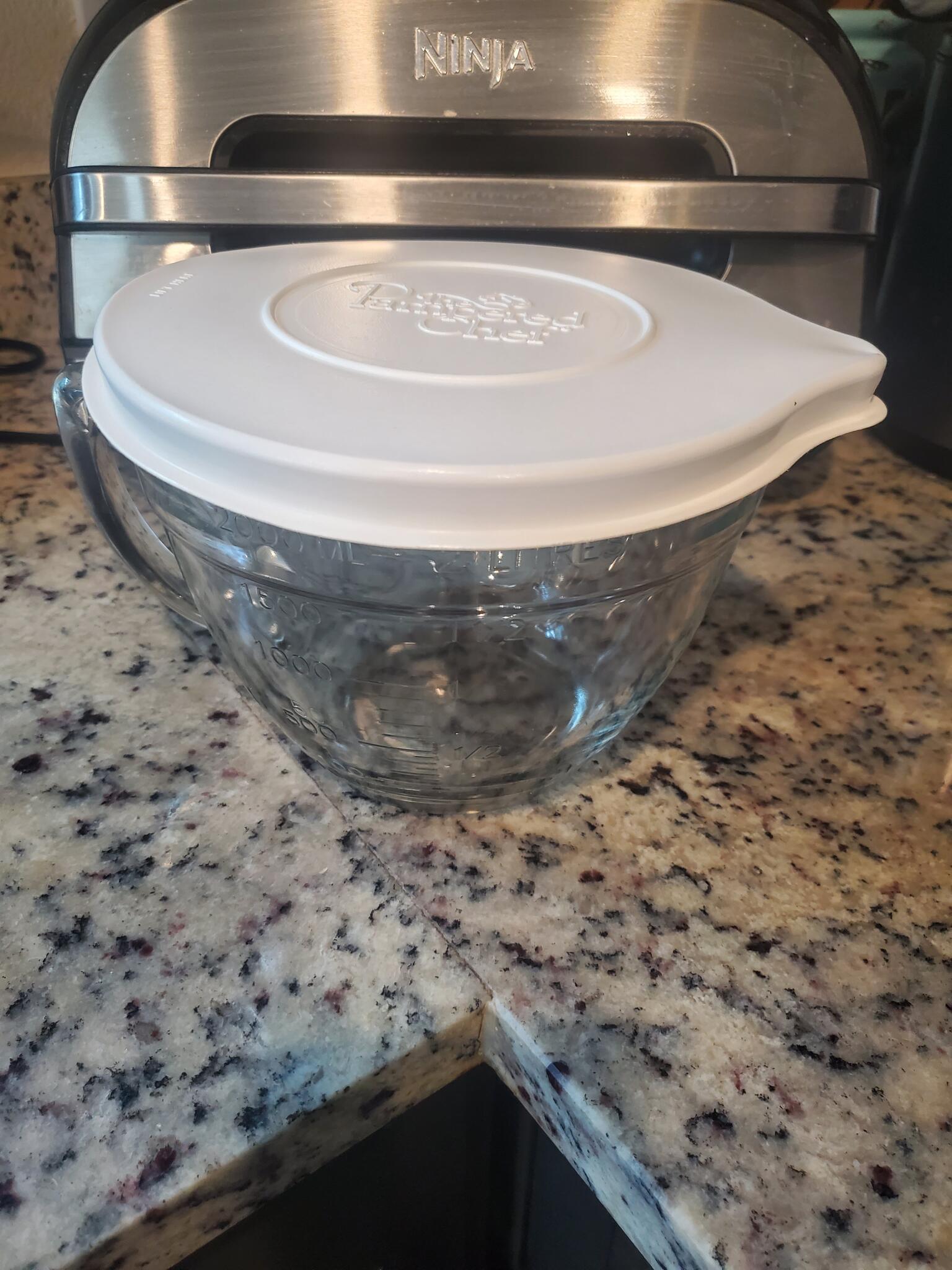 Pampered Chef Classic Batter Bowl 8 cups / 2 Quarts glass measuring/batter bowl Bake, microwave