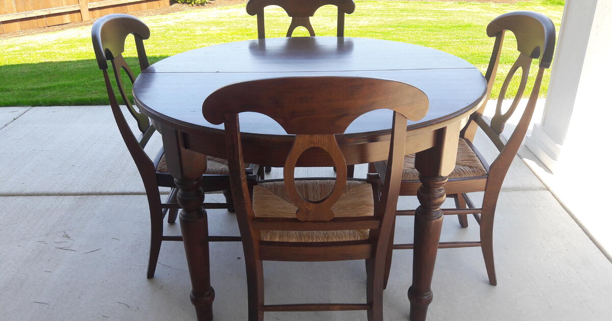 Pottery Barn Dining Table and Chairs for 500 in Ridgefield, WA For