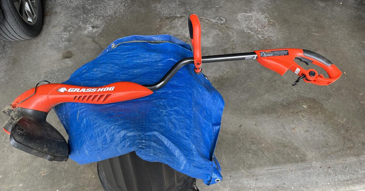 Black and Decker Electric 14 inch Grasshog trimmer/edger for 15 in