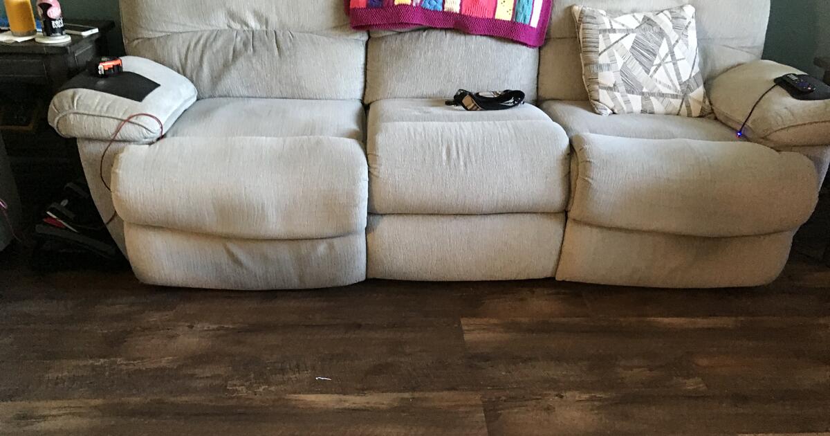 Electric recliner couch. Moving must sell. for 140 in Ocala, FL For