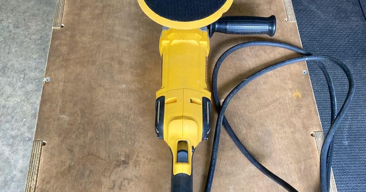 Dewalt variable speed buffer with compounding and polishing pads (1