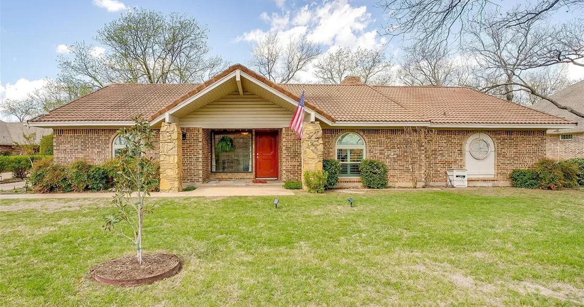 Updated Home for Sale in Pecan Plantation for 449800 in Granbury, TX For Sale & Free