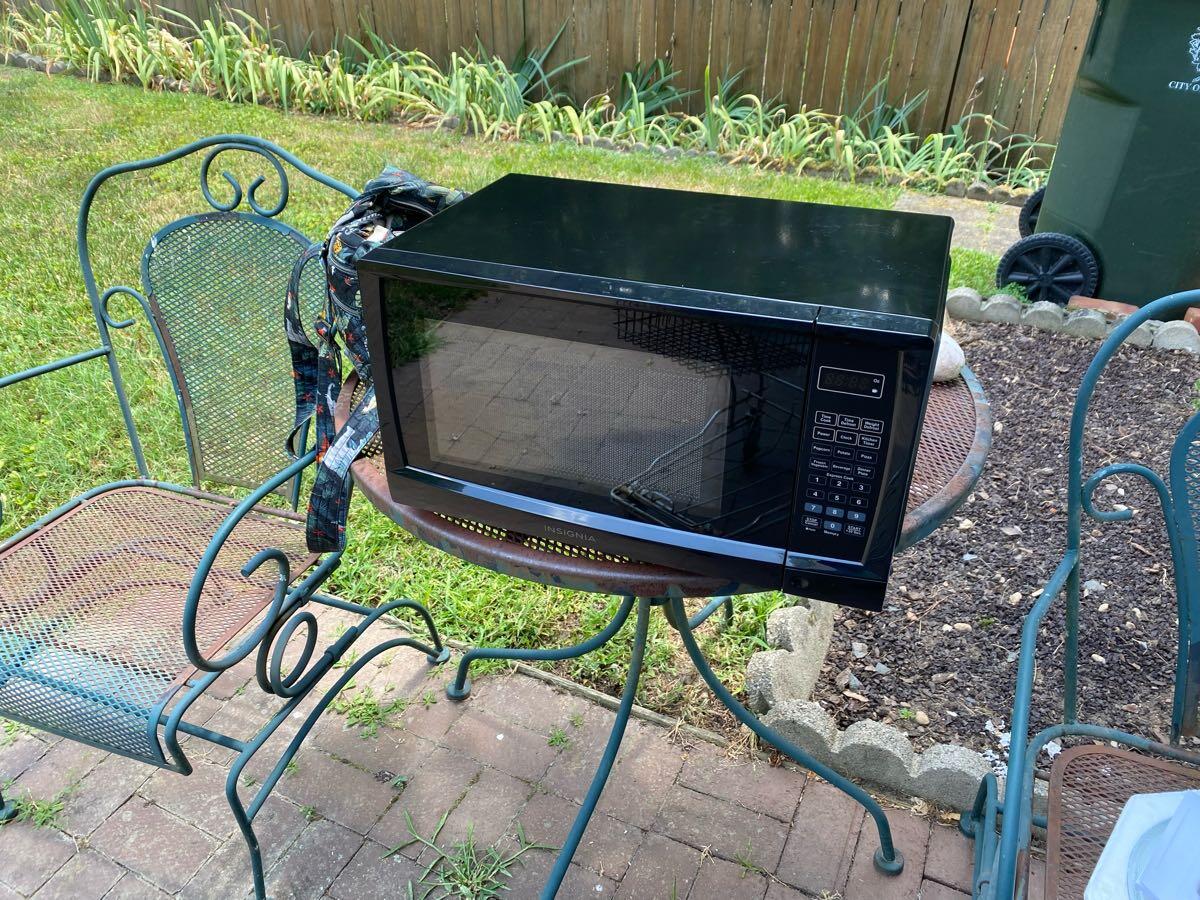 Microwave in good condition. Pickup in downtown Raleigh near Dix Park.