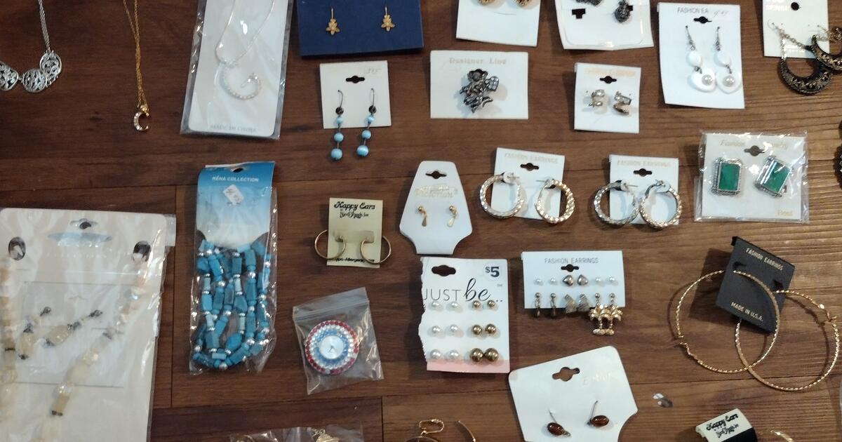 COSTUME JEWELRY LOT FOR SALE for 65 in Garland, TX For Sale & Free