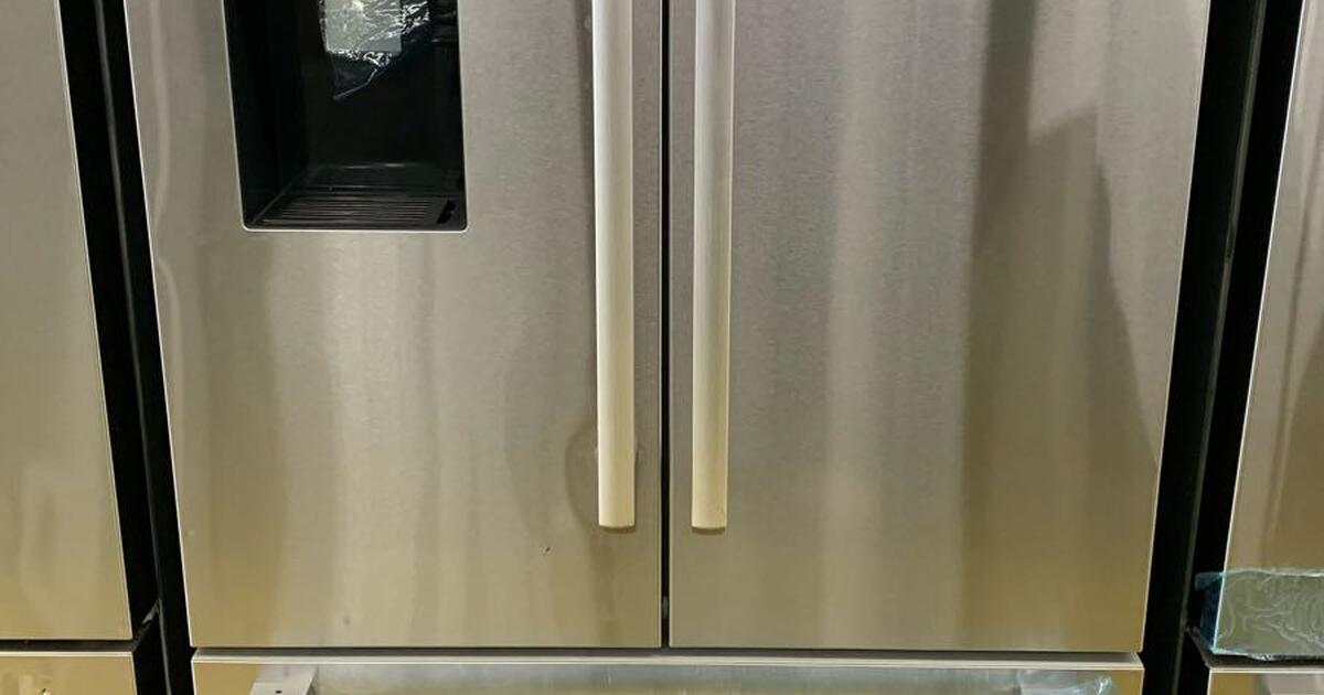Bosch 500 Series Refrigerator for 1190 in Stanton, CA For Sale