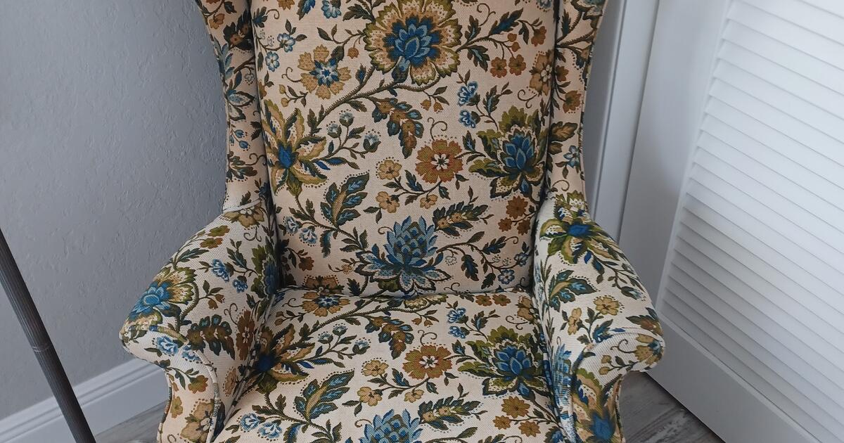 High Top Easy chair Cloth for 50 in Pinellas Park, FL For Sale