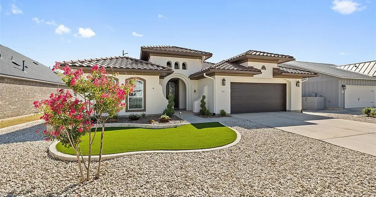 Reduced Price Home in Kissing Tree NOT on main drag {I am NOT the