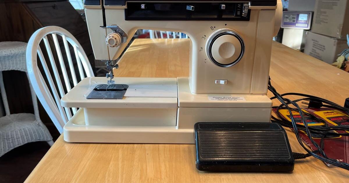Vintage Singer 7105 Free Arm Sewing Machine for 60 in Cheyenne, WY