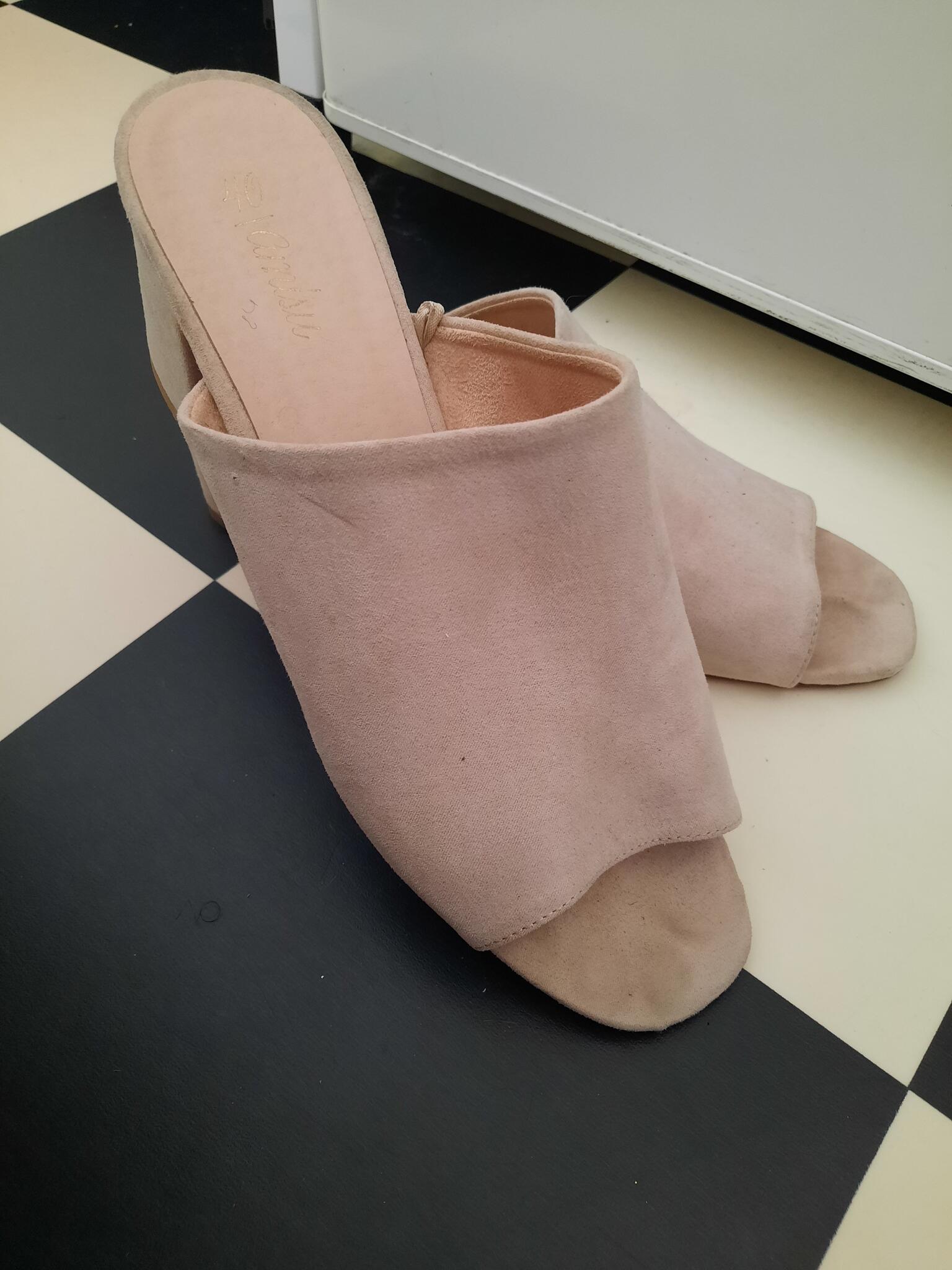 Beige En Kanarie Gele Suède Muiltjes (blokhak) Voor 12 € In Leiden, ZH |  Gratis/Te Koop — Nextdoor