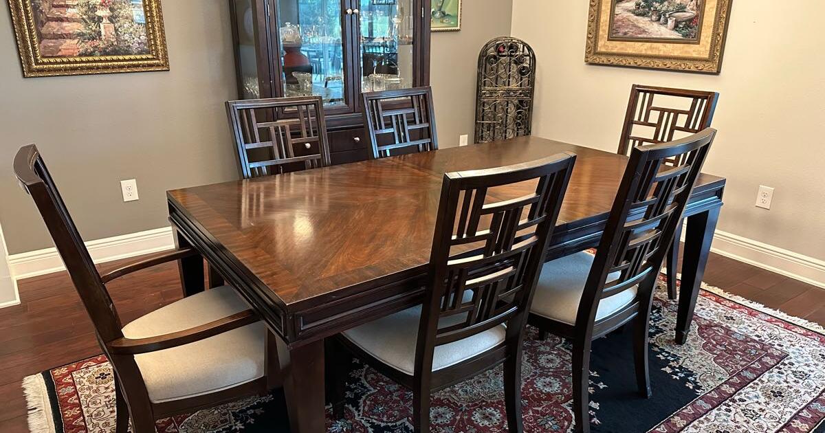 Dining Room Table, Leaf and 6 Chairs for Free in The Villages, FL For