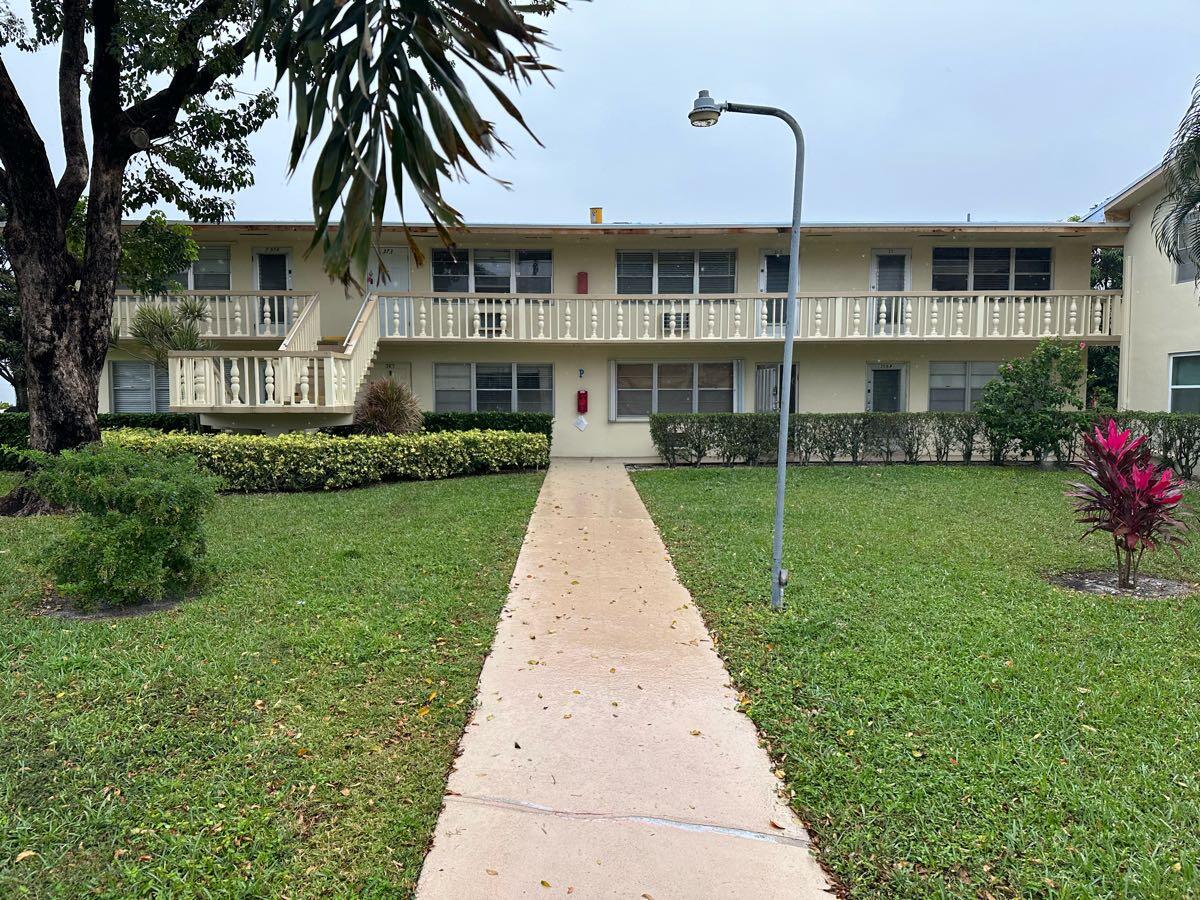 1/1.5 Condo for 55 or older in Century Village for 1650 in West Palm