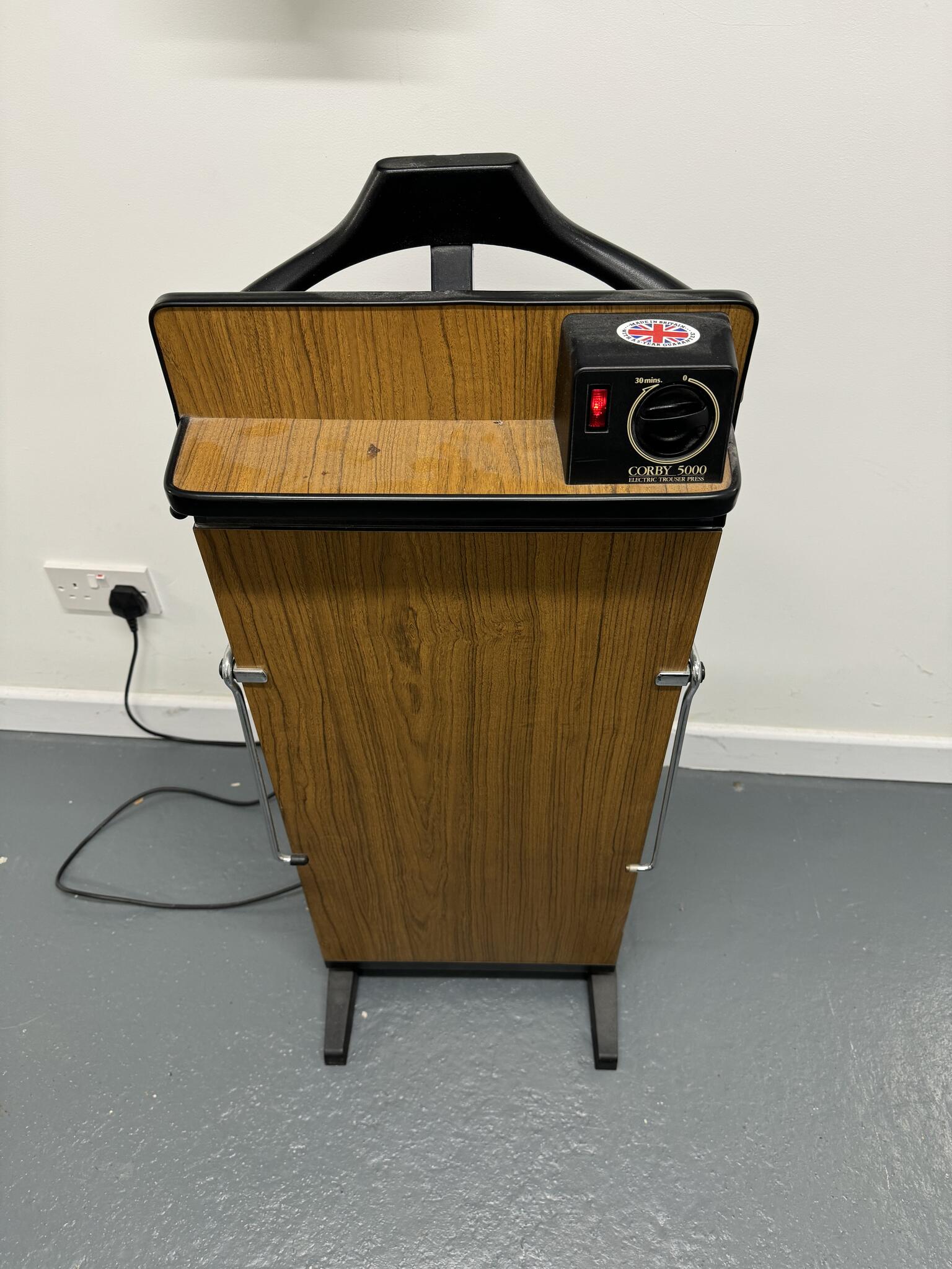 Brookstone Mahogany Pants Press for Sale in Mission Viejo, CA - OfferUp