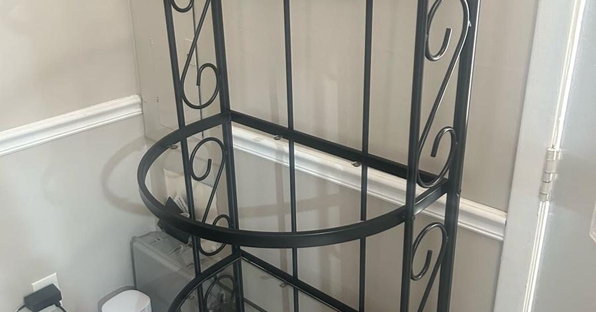 Metal glass shelve /Pending Pick UP for Free in Newark, DE For Sale