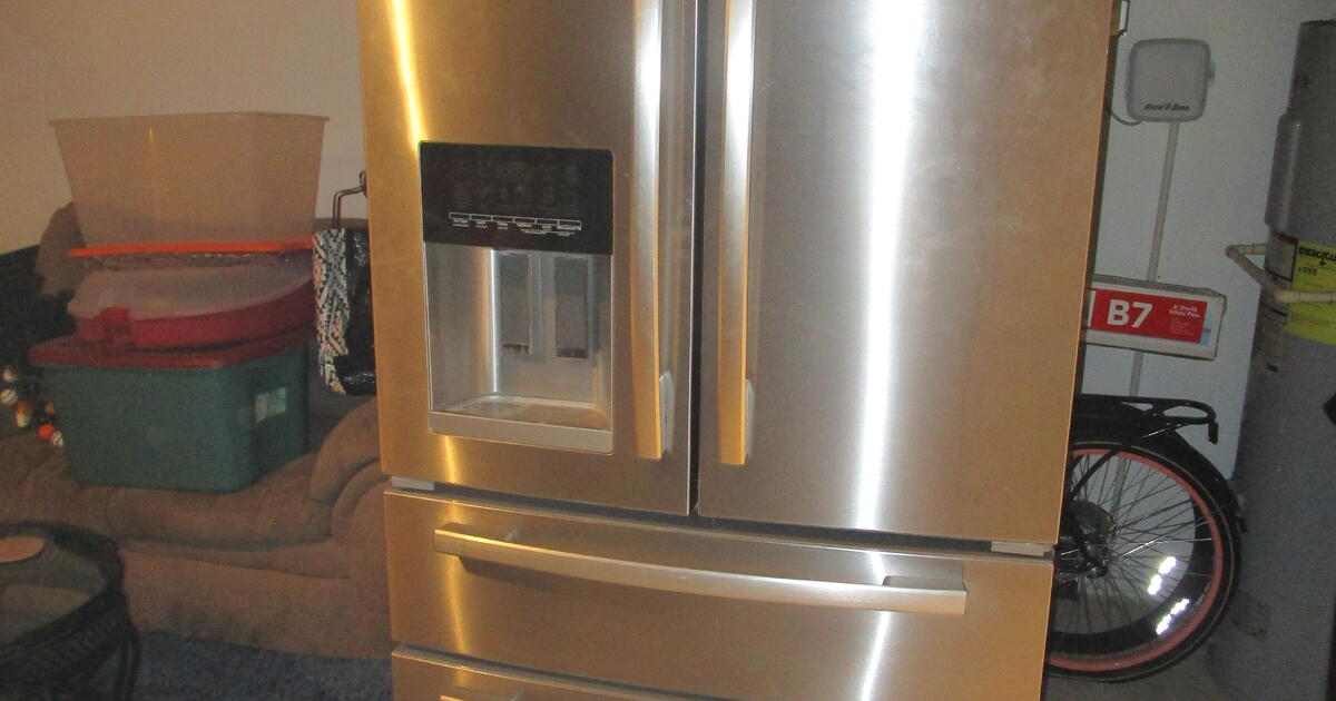 Refrigerator/Freezer (freezer does not work) for 200 in Lakeland, FL