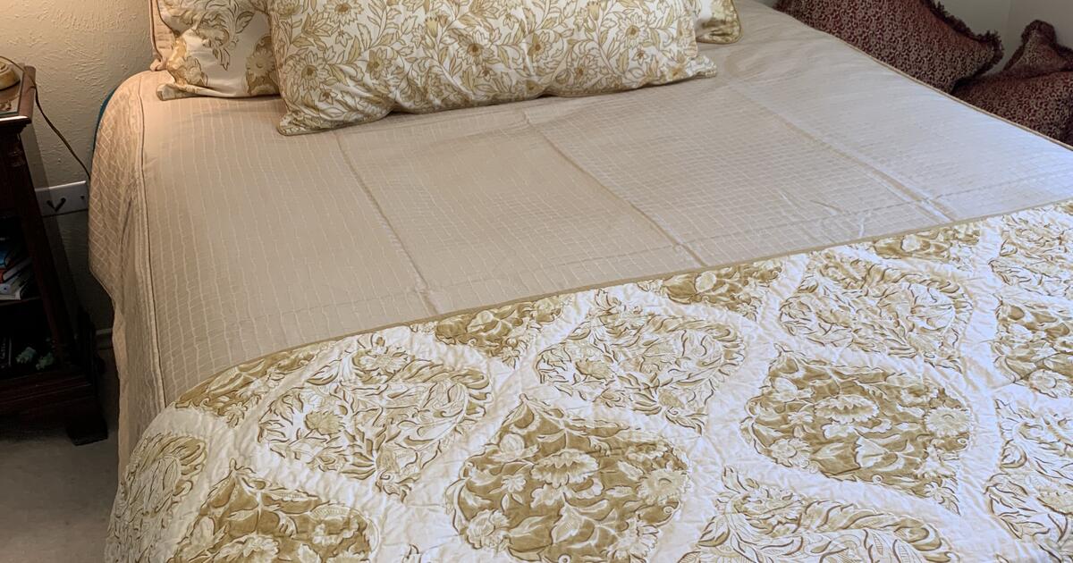 Pottery Barn Queen Size Reversible Comforter/Quilt, 2 Standard Pillow