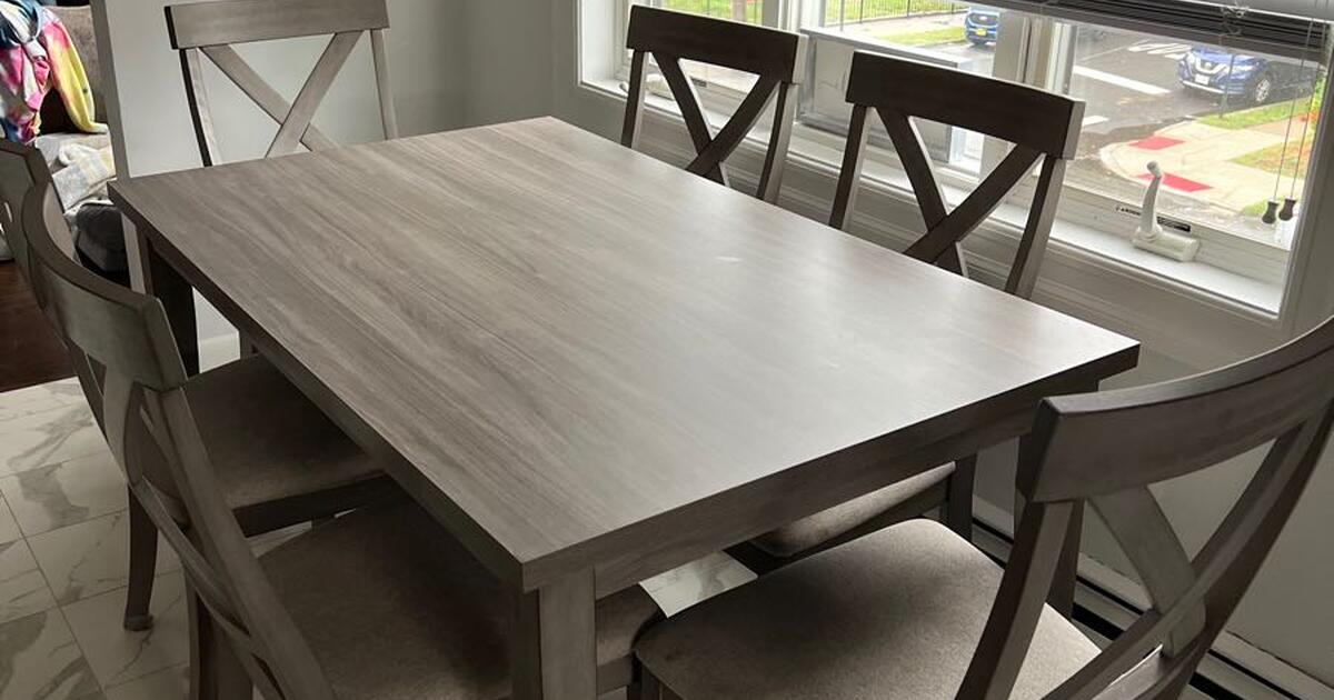 Ashley Furniture Kitchen / Dinning Room Table With Six Chairs in Staten