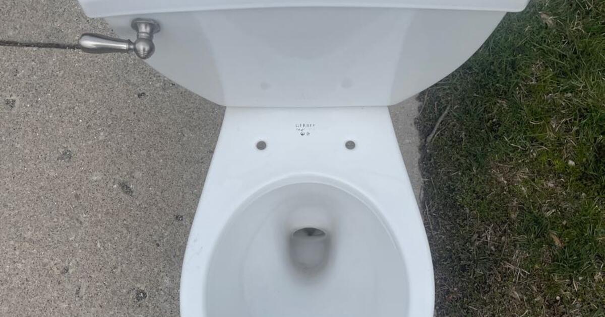 free-gerber-1-6-gallon-toilet-at-curb-for-free-in-indianapolis-in