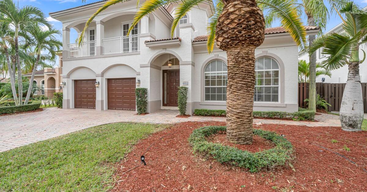 Doral Isles Single Family Home For Sale for 1350000 in Doral, FL For