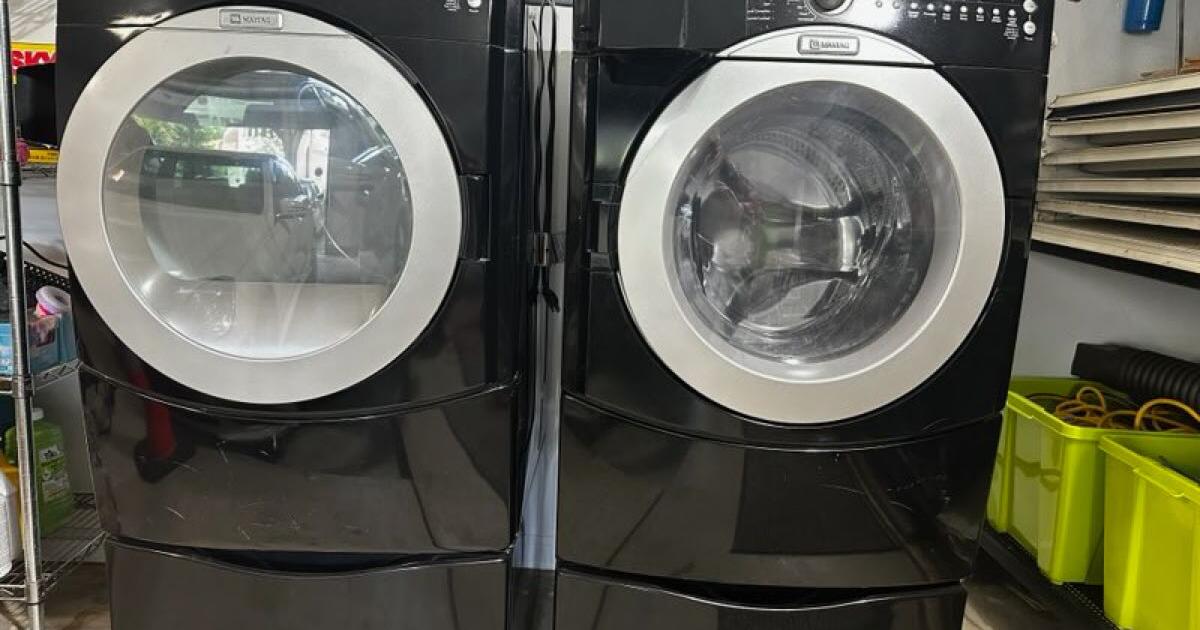 Maytag washer w/pedestal Model MFW9700SB & Maytag gas dryer w/pedestal