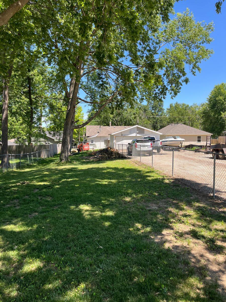 House with 2 garage..34 acres in Smithville, MO For Sale & Free