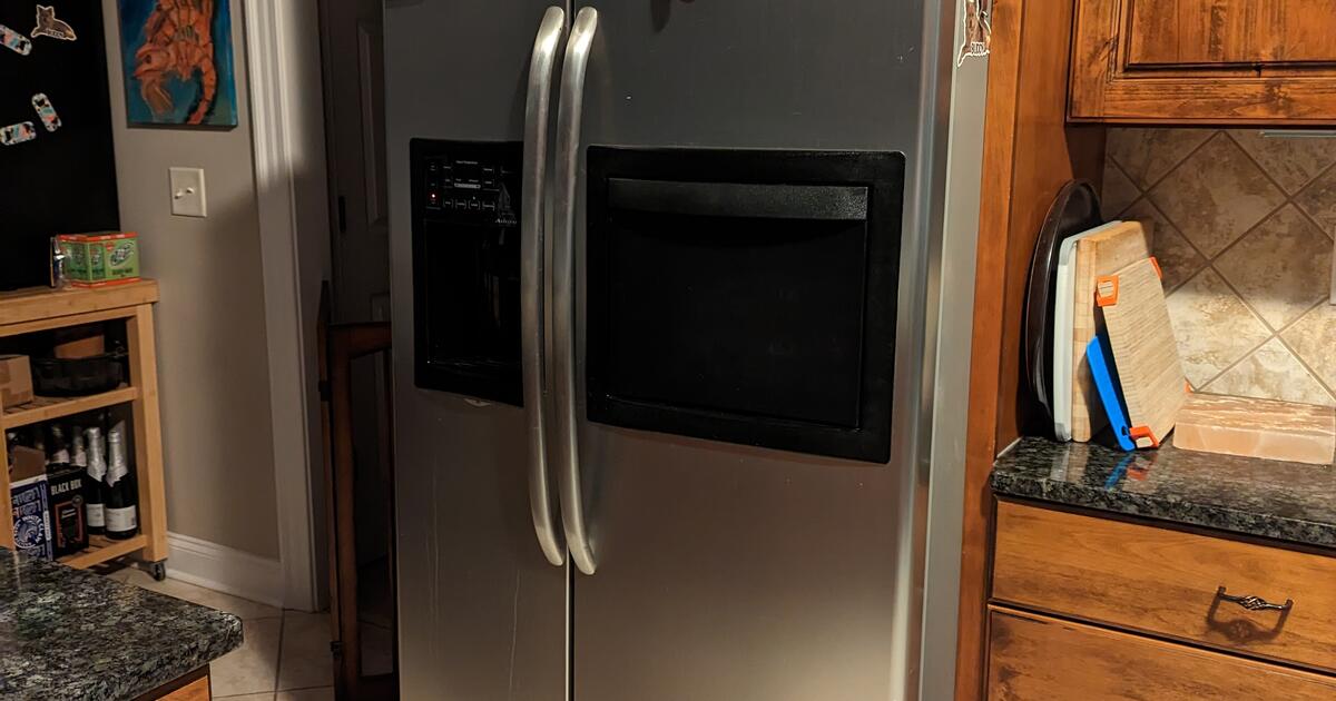 Refrigerator MUST PICK UP MAY 31 or JUNE 1 REDUCED PRICE for 200 in