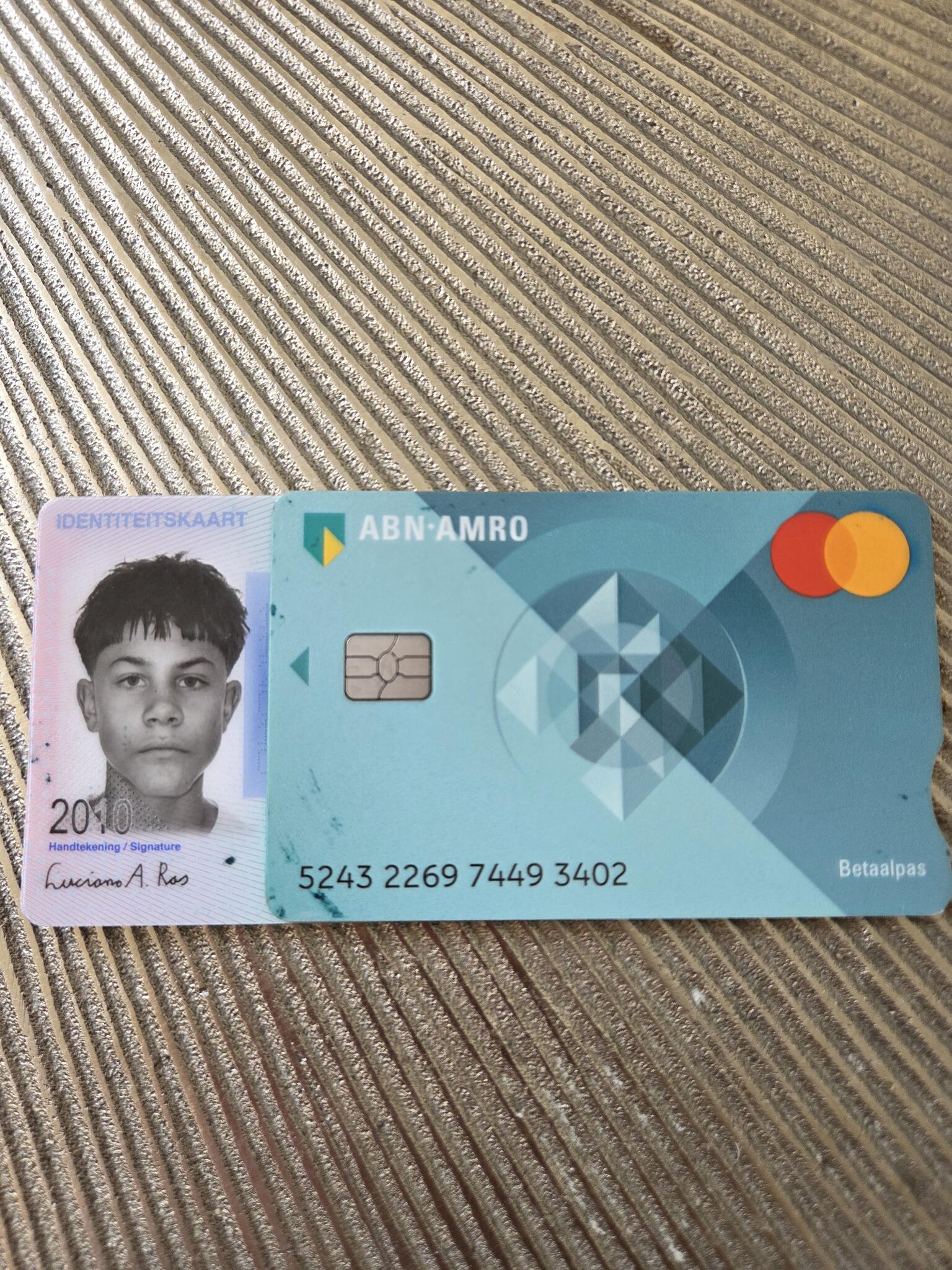 Gevonden onder het bankje Henriëtte Roland Holst-erf.
