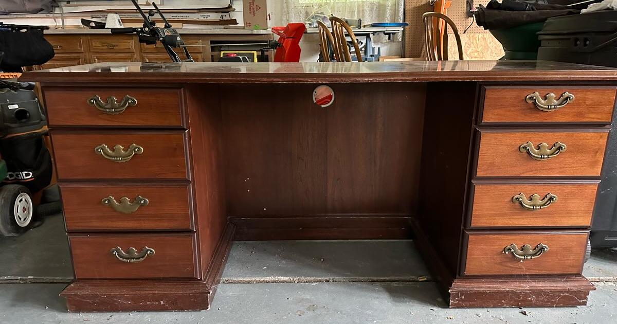 Desk for Free in Plymouth, MI For Sale & Free — Nextdoor