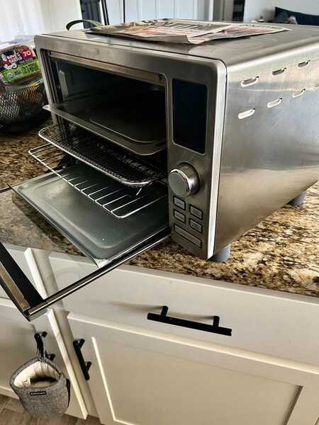 Gourmia Digital Air Fryer Toaster Oven with Single-Pull French Doors for  Sale in Phoenix, AZ - OfferUp