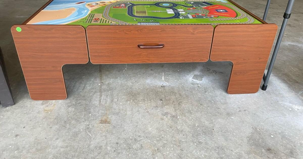 Kids toy train table with drawer for 20 in Burleson, TX For Sale