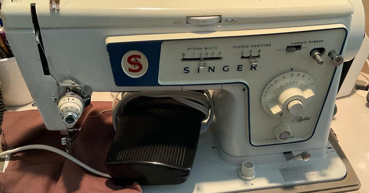 Singer Stylist Sewing Machine for 30 in Bloomington, MN For Sale