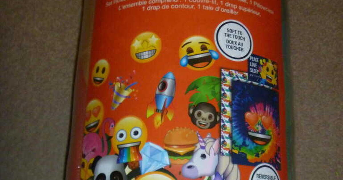 New emoji twin bed set includes comforter and sheet set for 5 in st