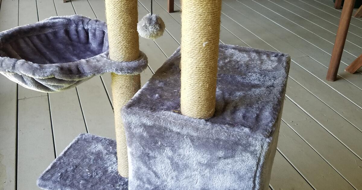 Cat play stand and scratcher postLIke New for 25 in Ocala, FL For