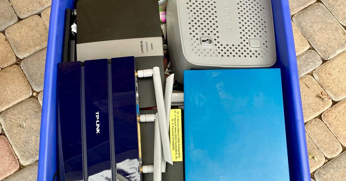 old-electronic-devices-wires-memory-hard-drives-etc-for-free-in