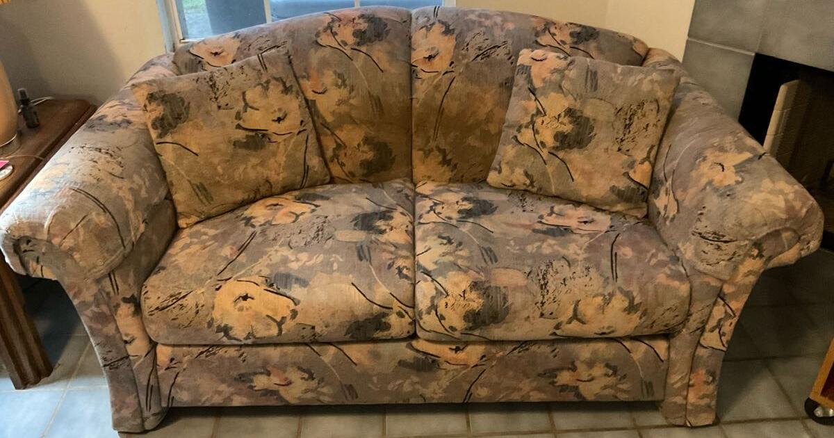 FREE Norwalk love seat and queen sleeper sofa for Free in Baton Rouge