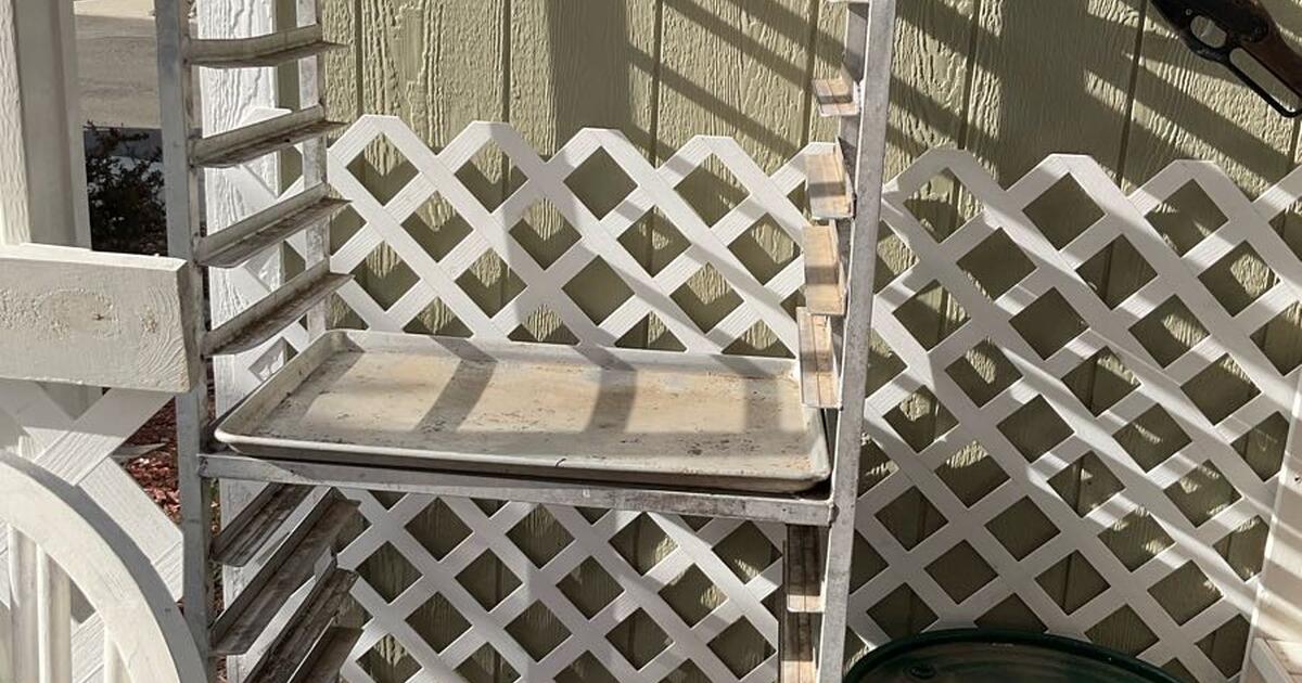 Aluminum Bakers Rack on casters, removable shelves. for 30 in Diamond