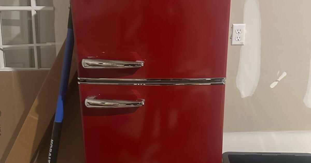 7.6 cu. ft. Top Freezer Retro Refrigerator with Dual Door True Freezer, Frost Free in Red for