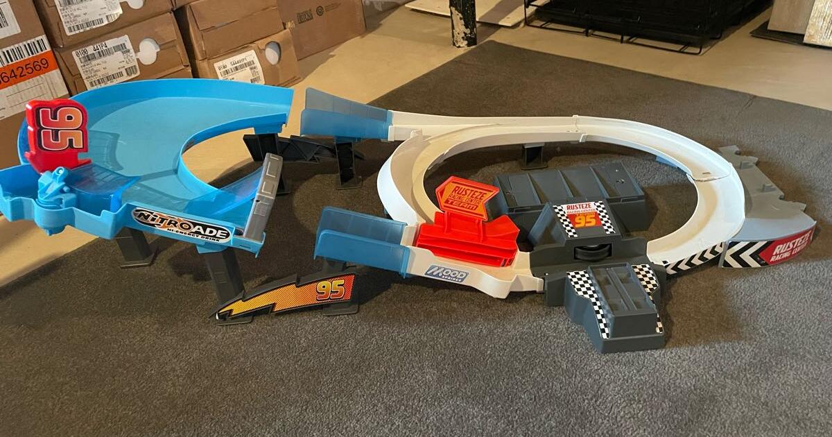 Disney Pixar Cars Rust-Eze Double Circuit Speedway for Free in ...
