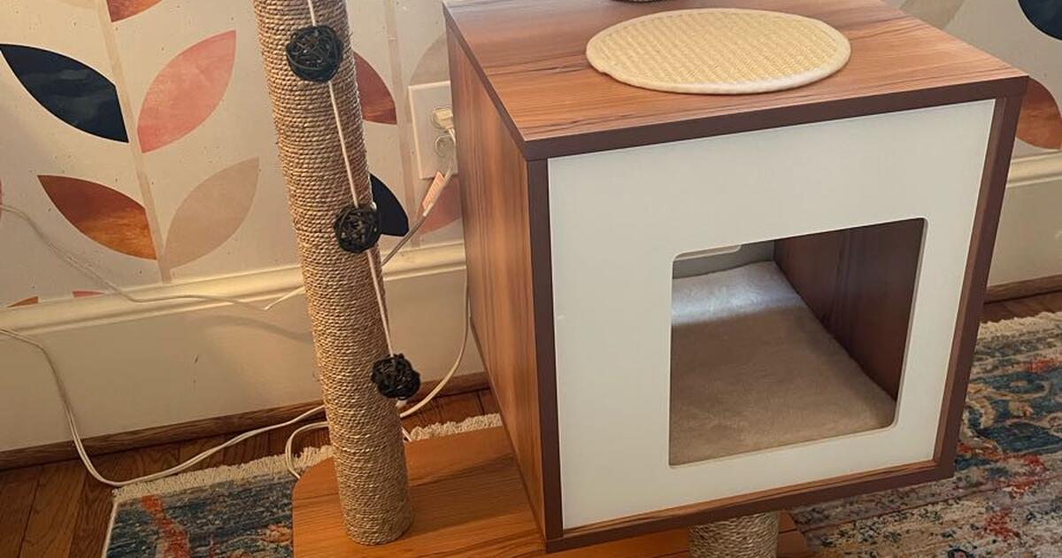 OBO! Beautiful Catit Vesper Cat Tree Assembled & Unused for 100 in